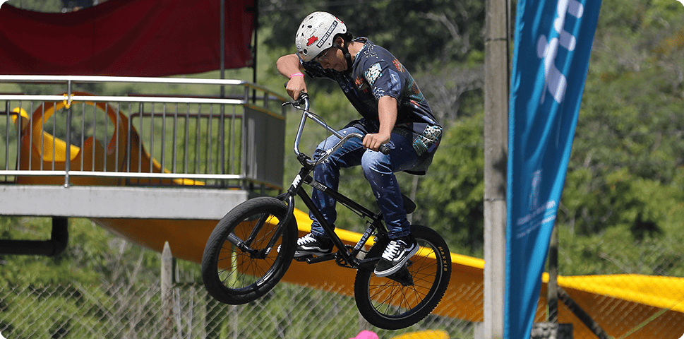 Niño ejecutando una maniobra en su bicicleta.