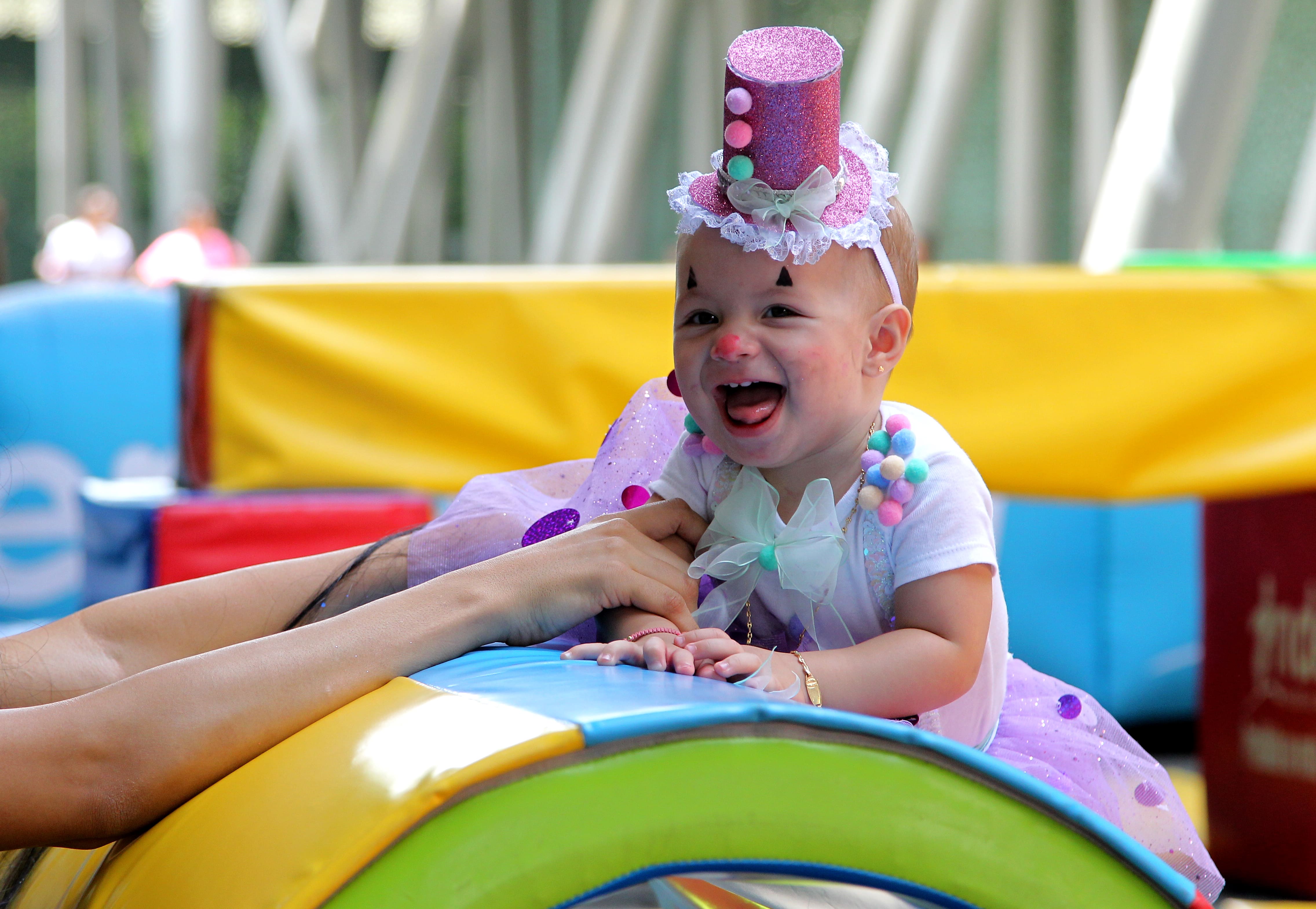 Niña soniendo disfrazada de payaso en el Babycirco INDER 2024