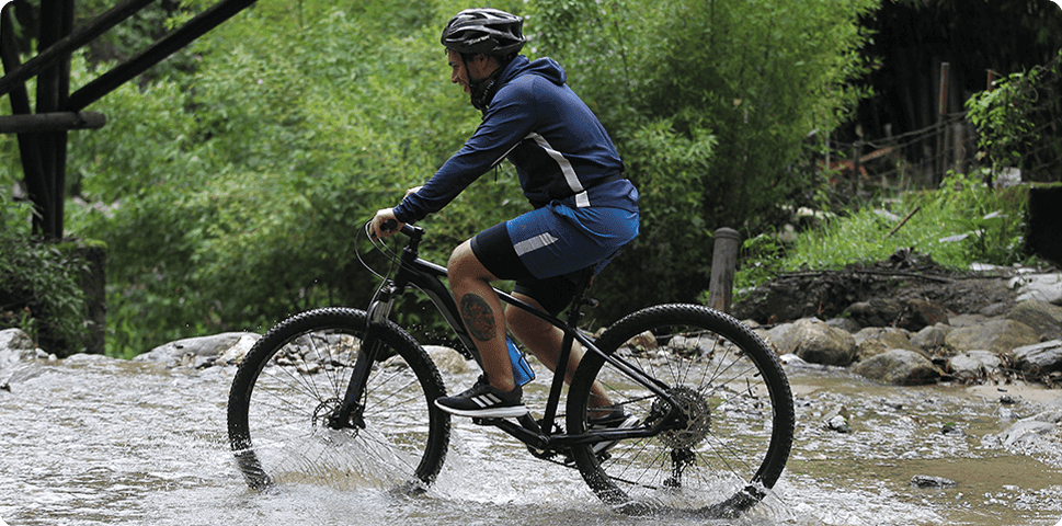 Ciclista pasando por un charco. 