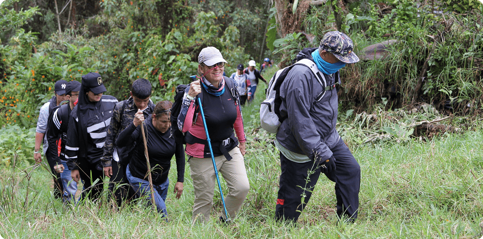  Grupo de personas caminando por un sendero.