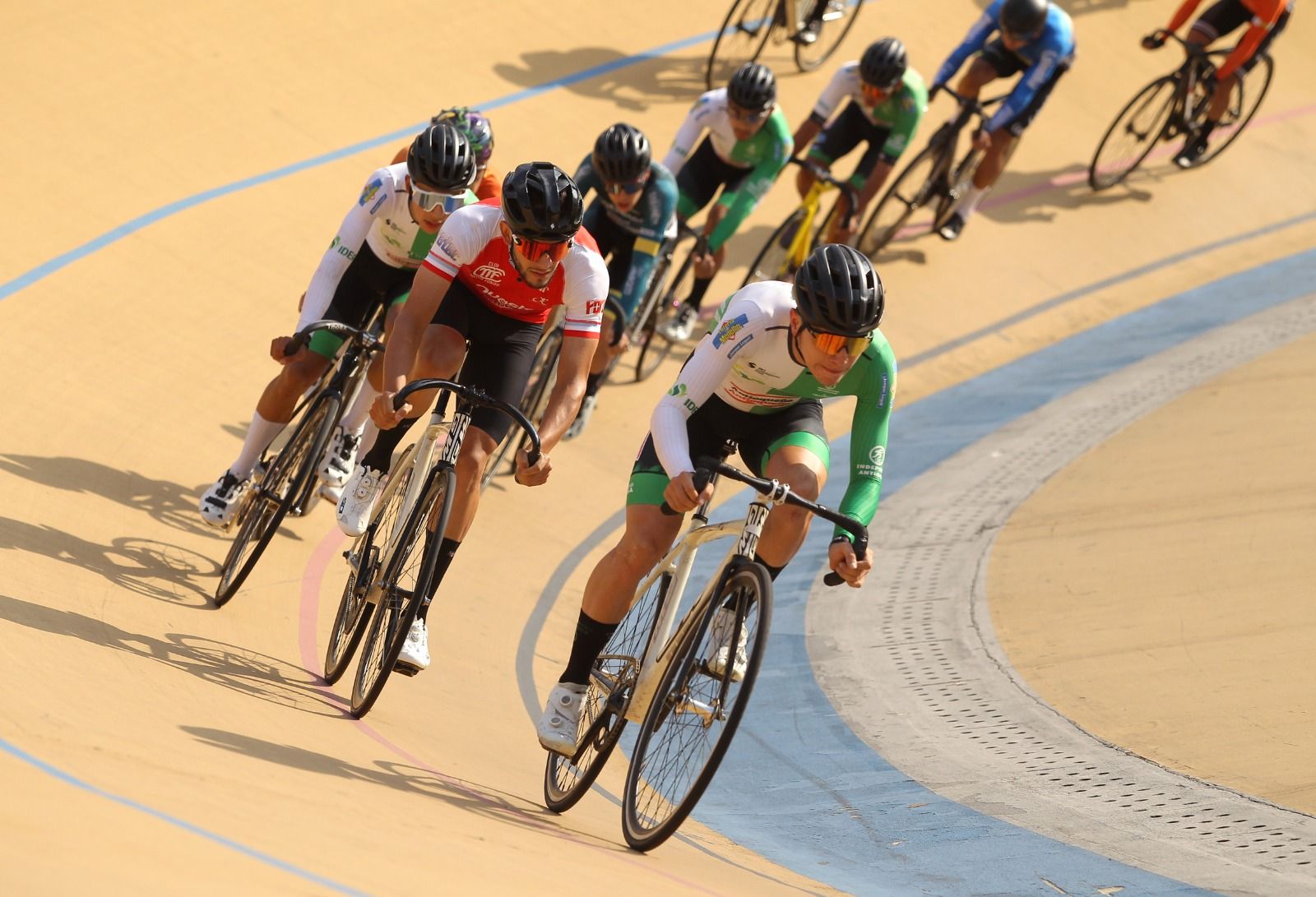 Ciclistas en el Velódromo del INDER Medellín 