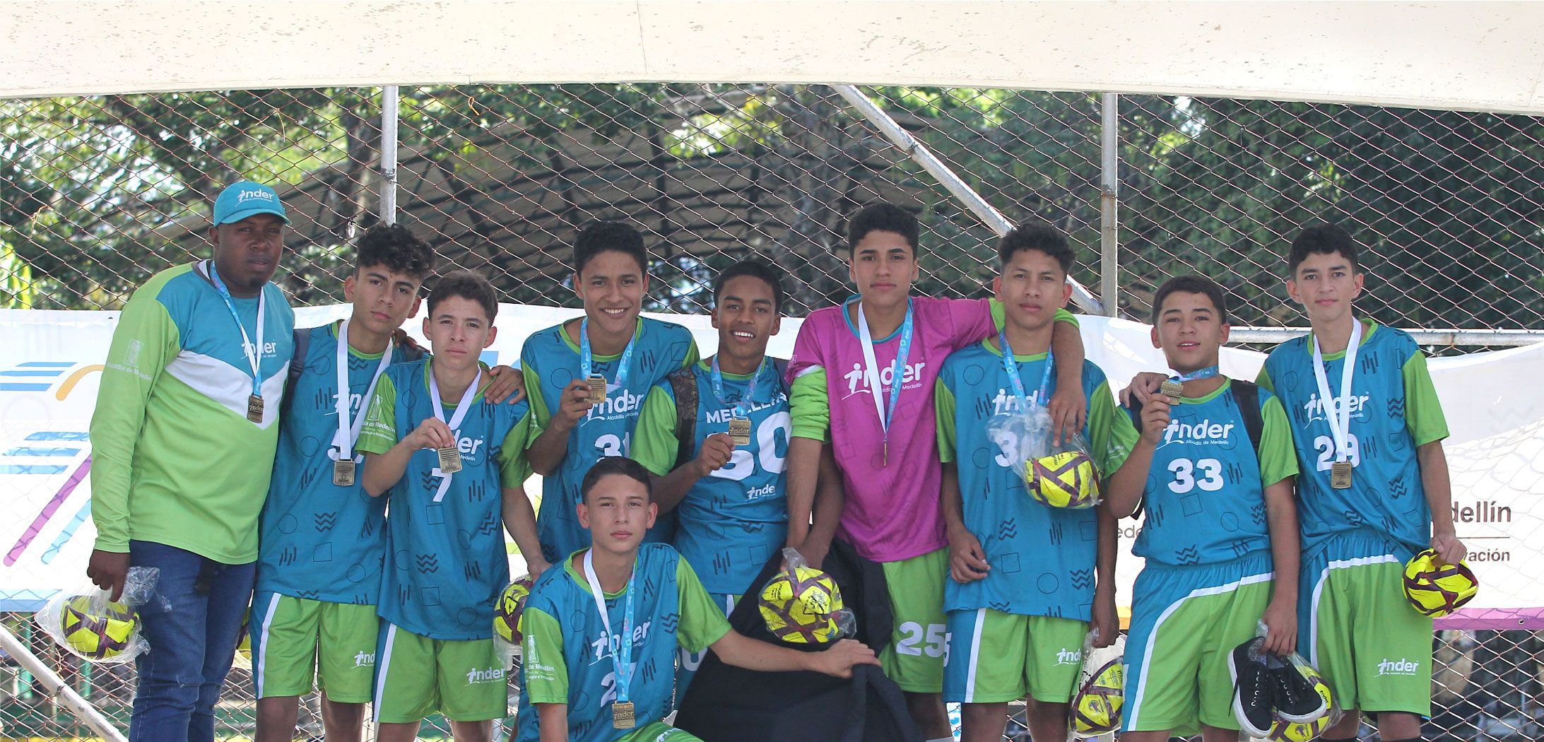 Jóvenes con sus medallas de premiación en los Juegos Deportivos Ciudad de Medelín 