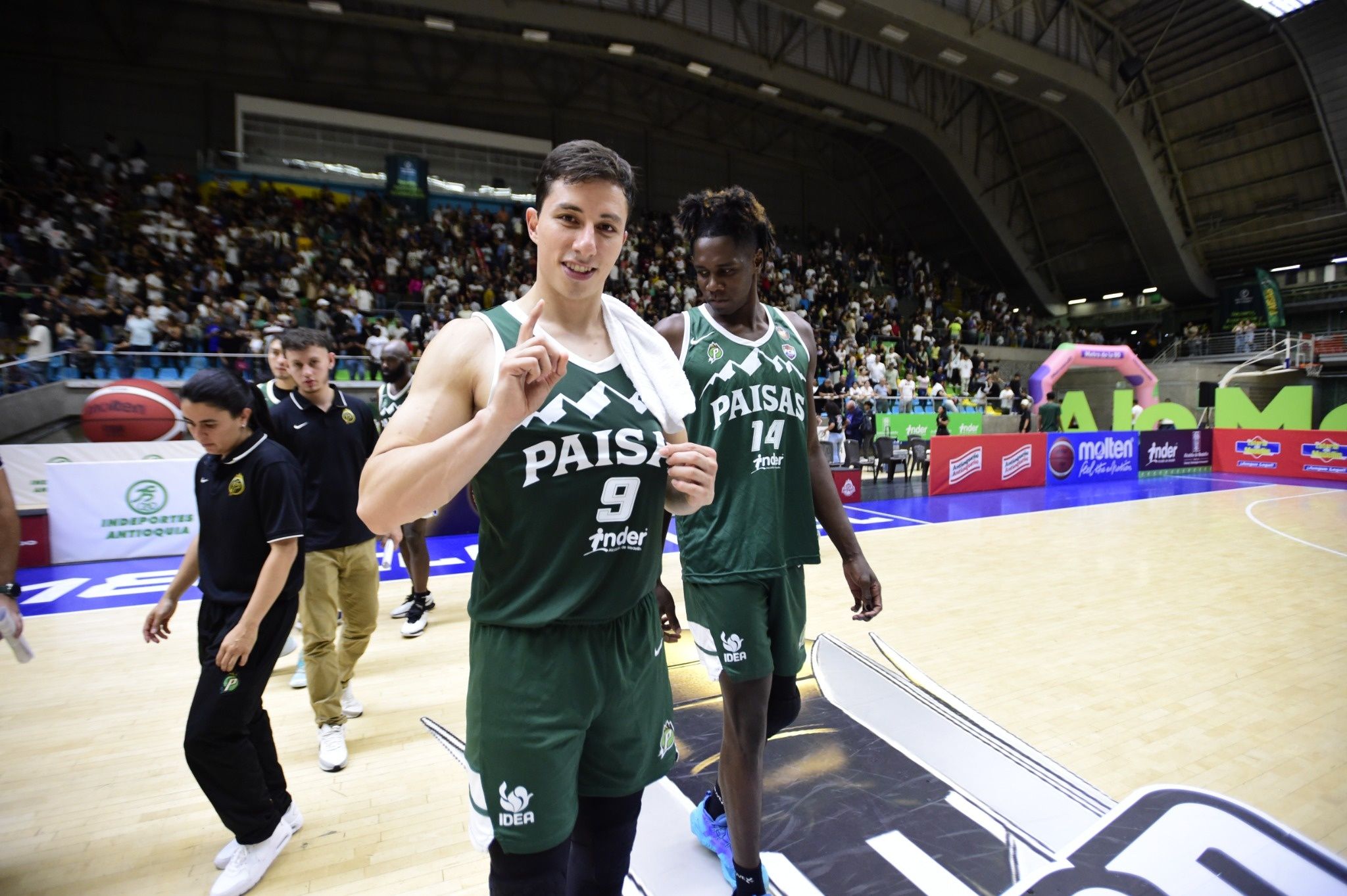 Equipo Paisas celebrando la victoria.