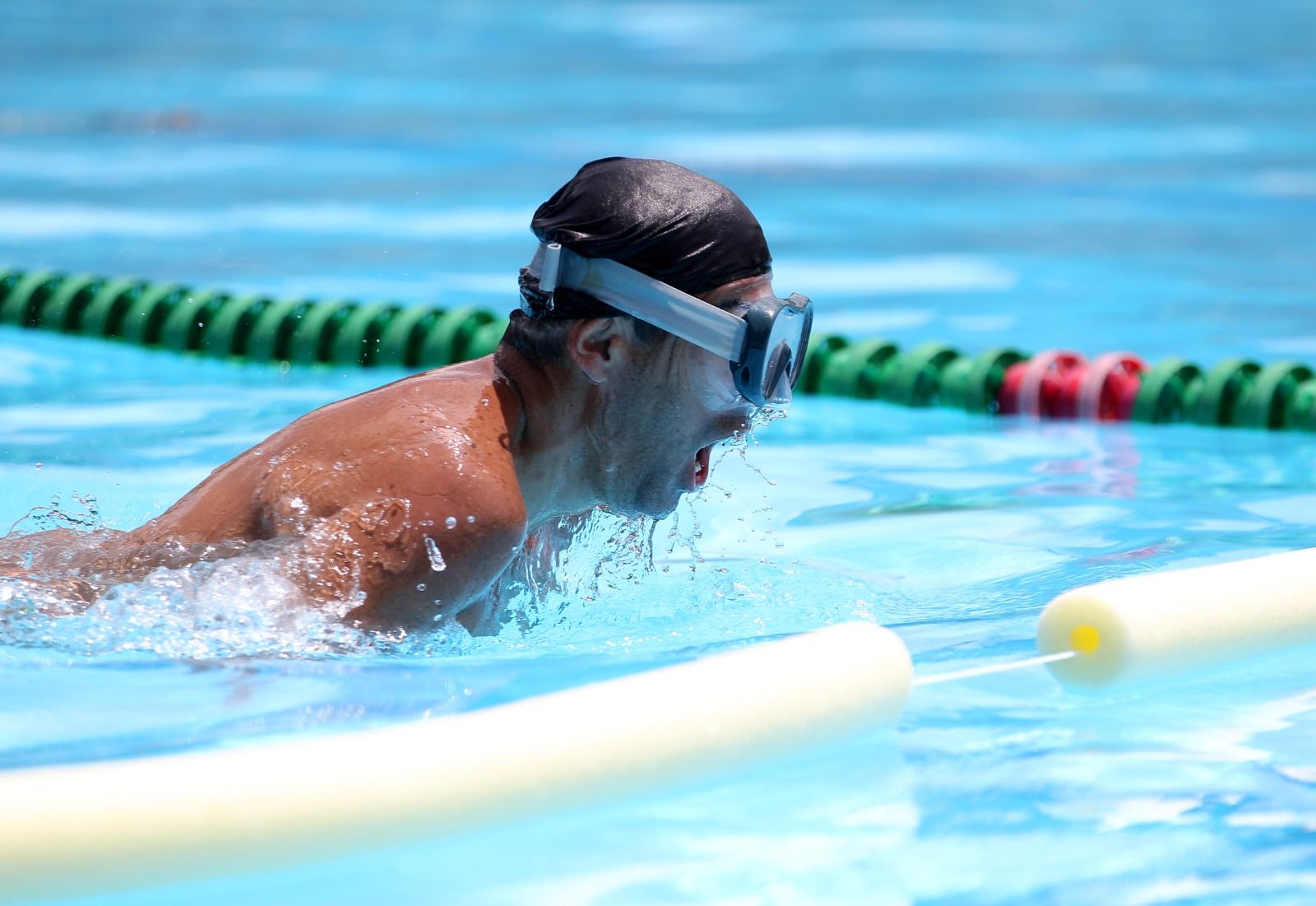 Deportista nadando 