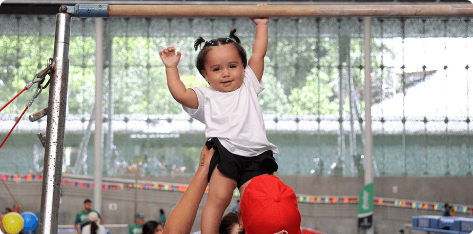 Bebé en clase de gimnasia.
