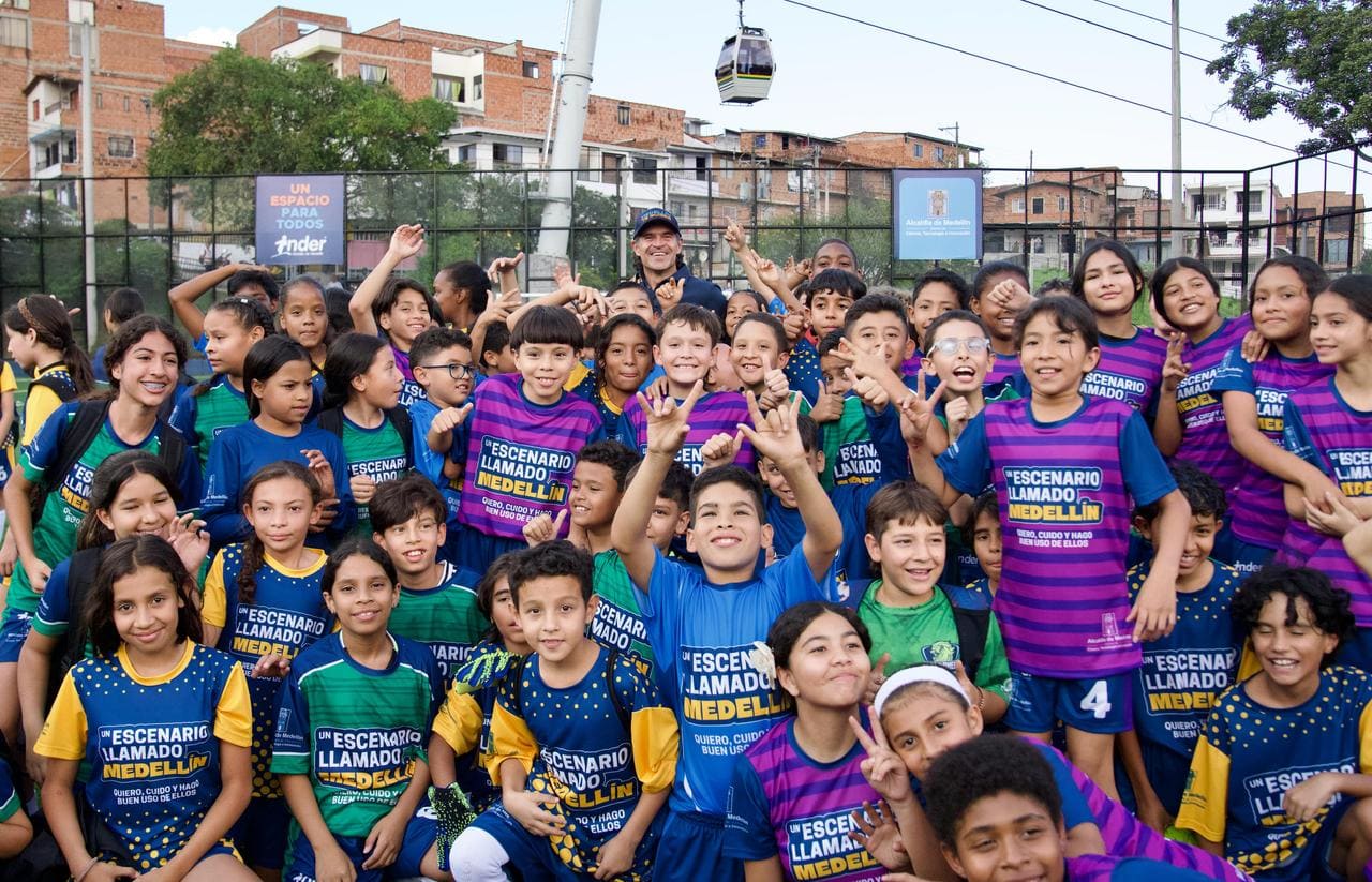 Alalde de Medellín y niños en la cancha Doce de Octubre