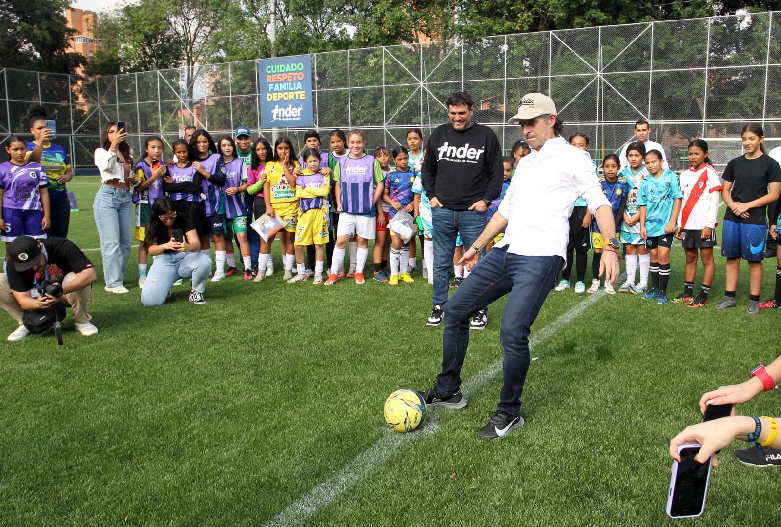 Alalde de Medellín con Director del Inder y equipos de fútbol en la cancha de La Floresta