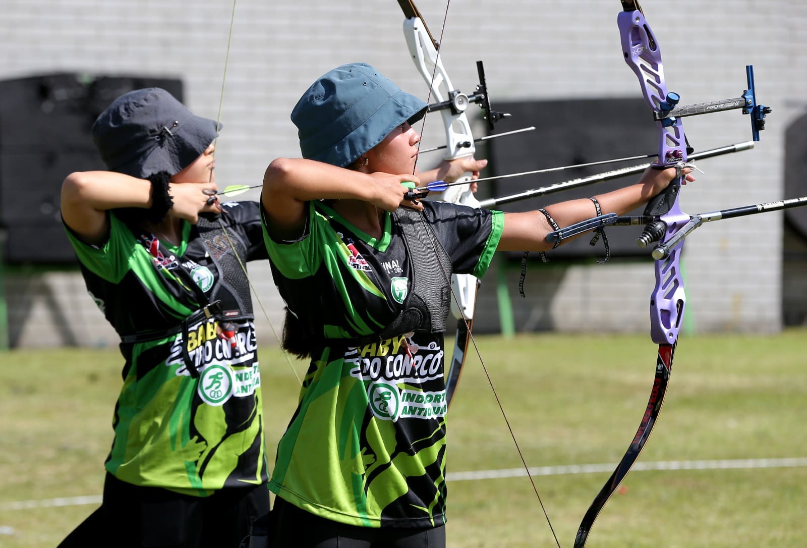 Fotografía deportista mujer participando en una competencia de tiro con arco 