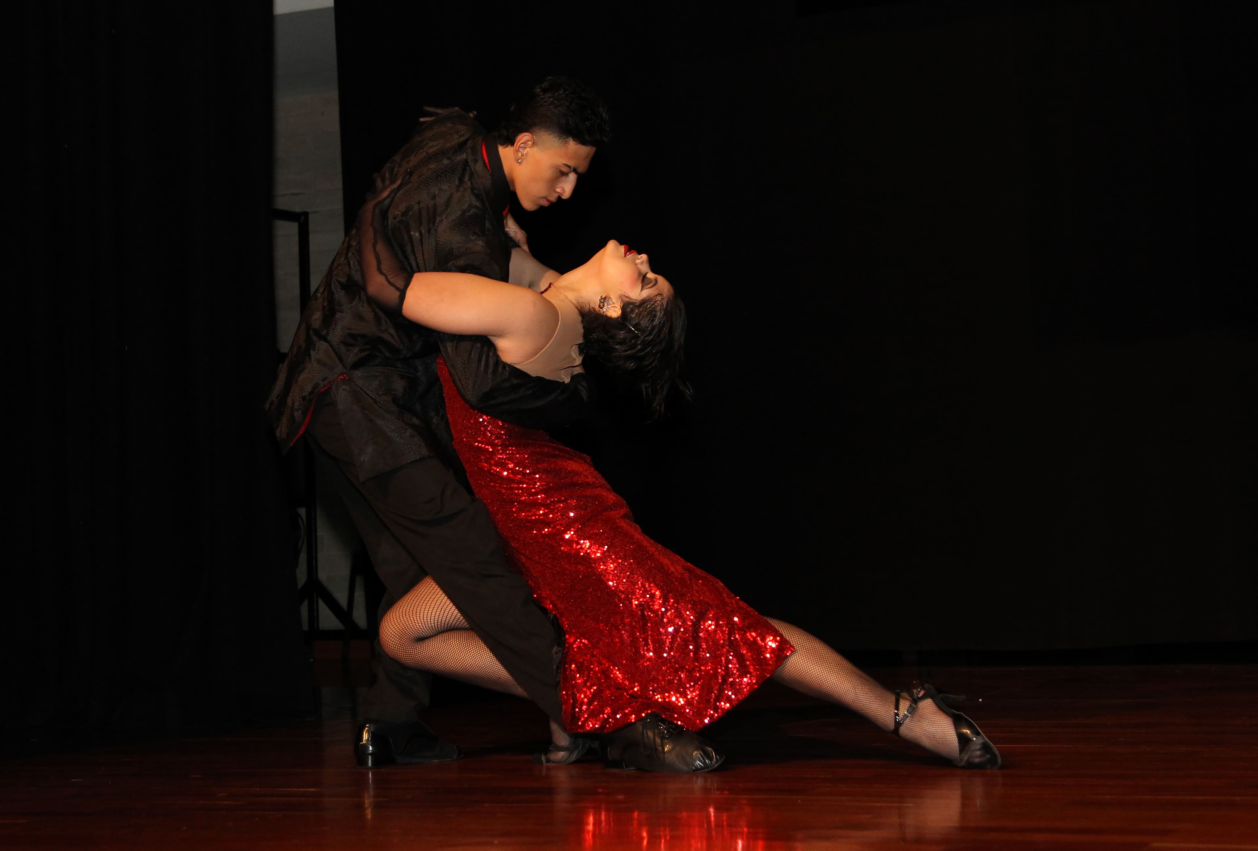 Pareja de jóvenes participantes bailando en el festival de talentos 2024