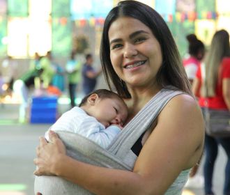 Madre y su bebé cargado en el fular