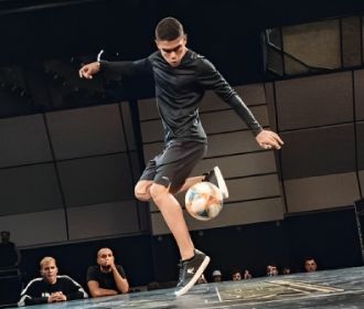 Jóven practicando fútbol freestyle
