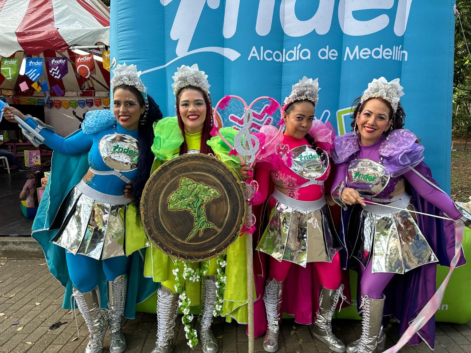Profesoras disfrazadas de super heroínas. 