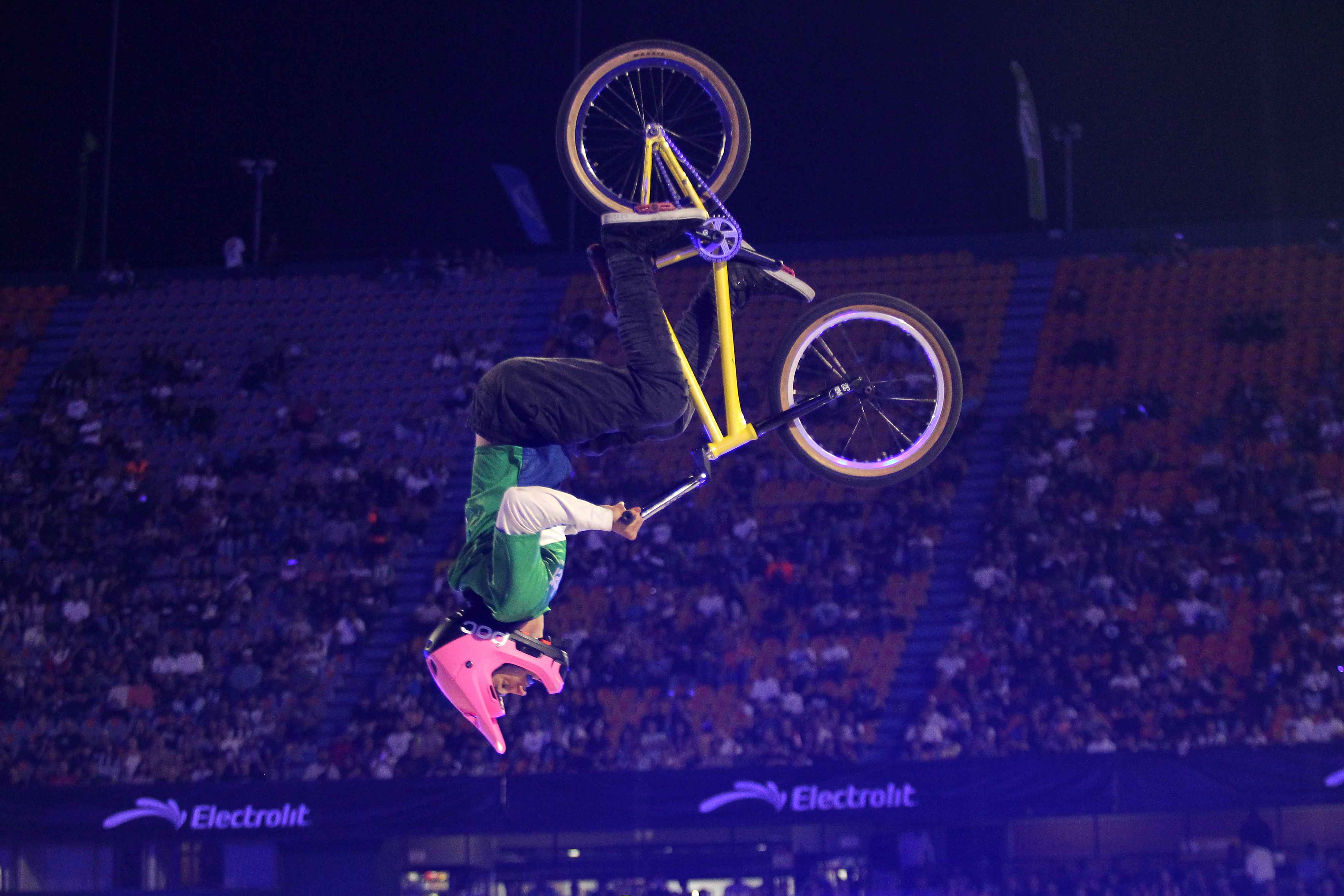 Participante de Nitro Circus en el aire con su bicicleta haciendo una acrobacia