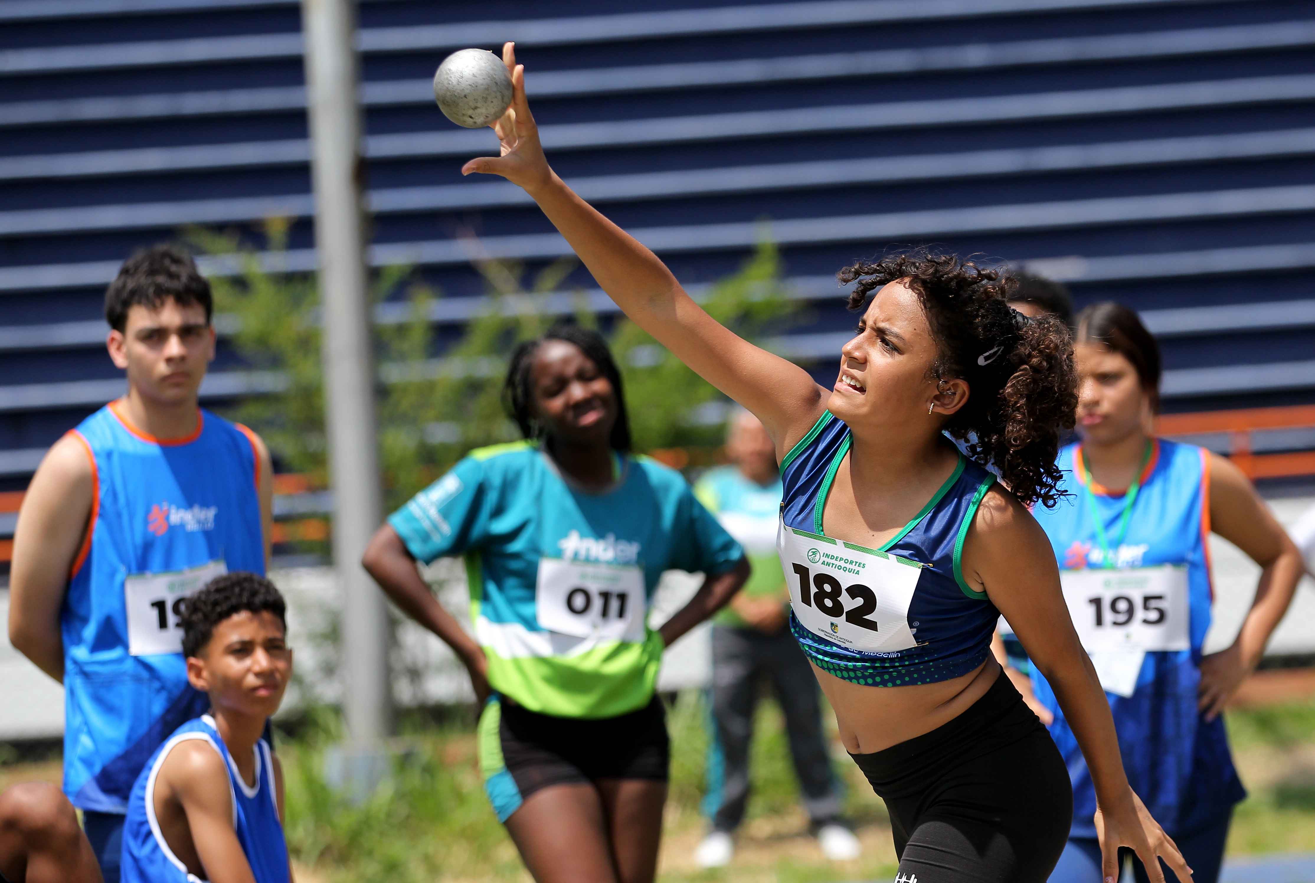Deportistas compitiendo en lanzamiento 