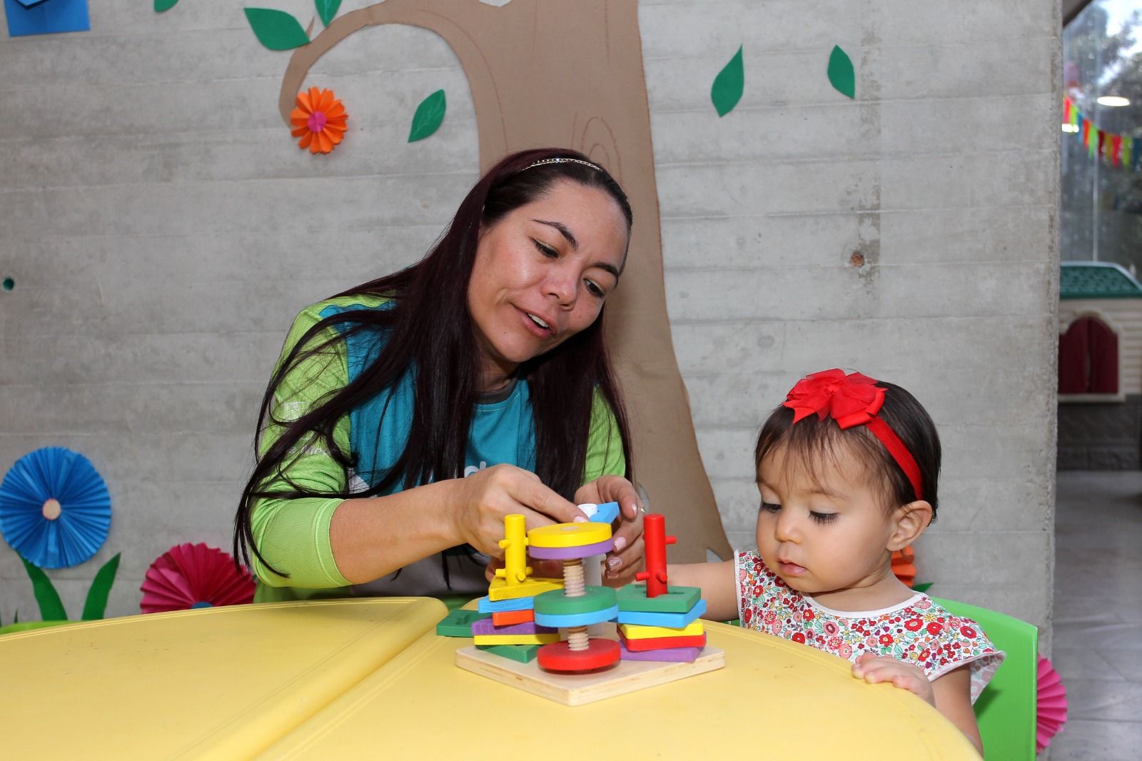 Ludotecarias con niña jugando