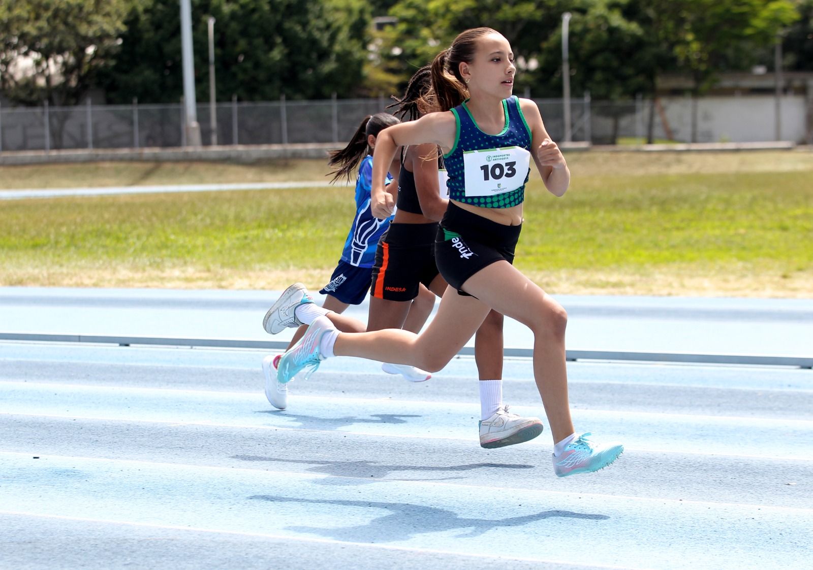 niñas en atletismo