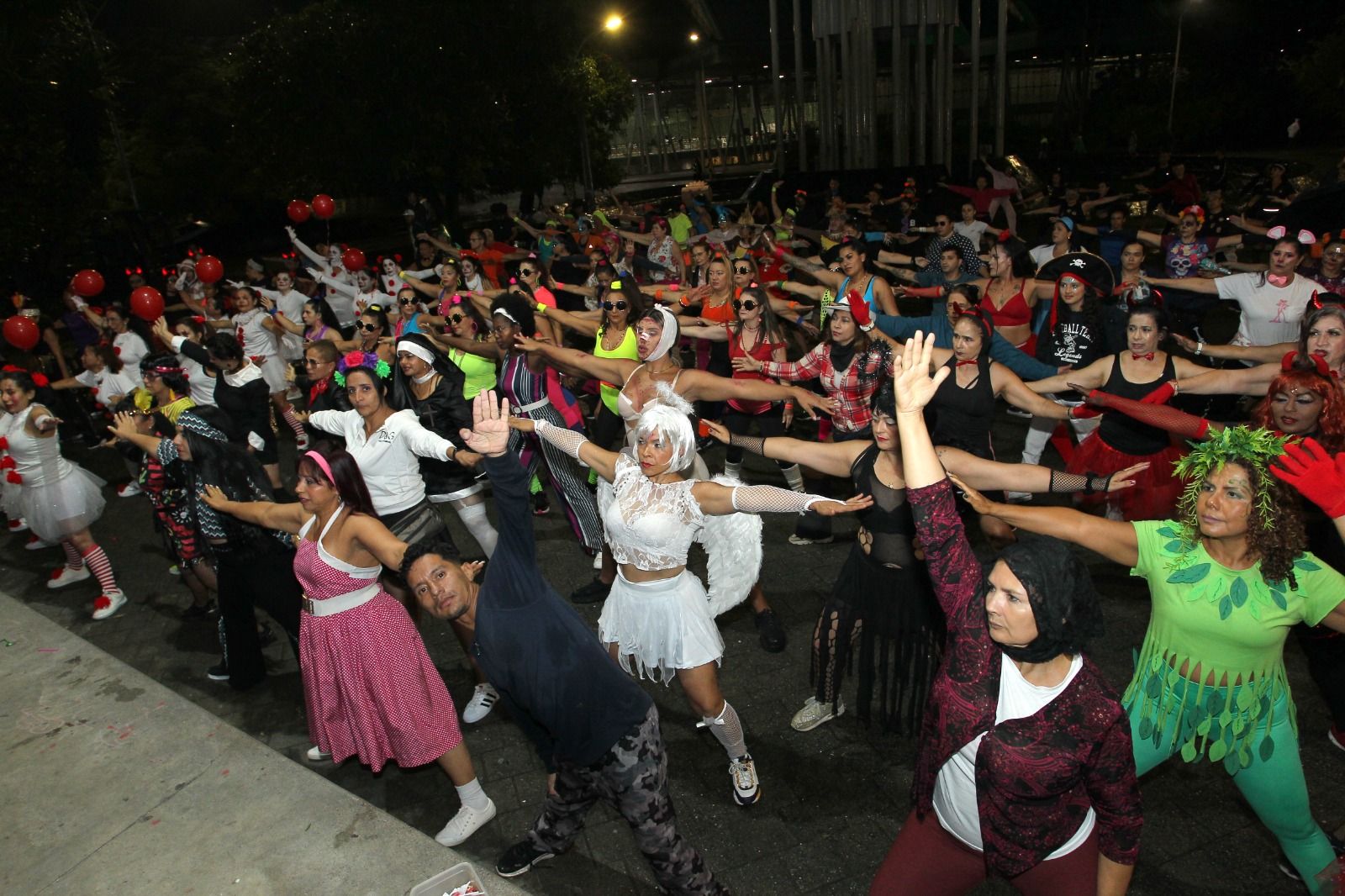 Personas disfrazadas bailando 