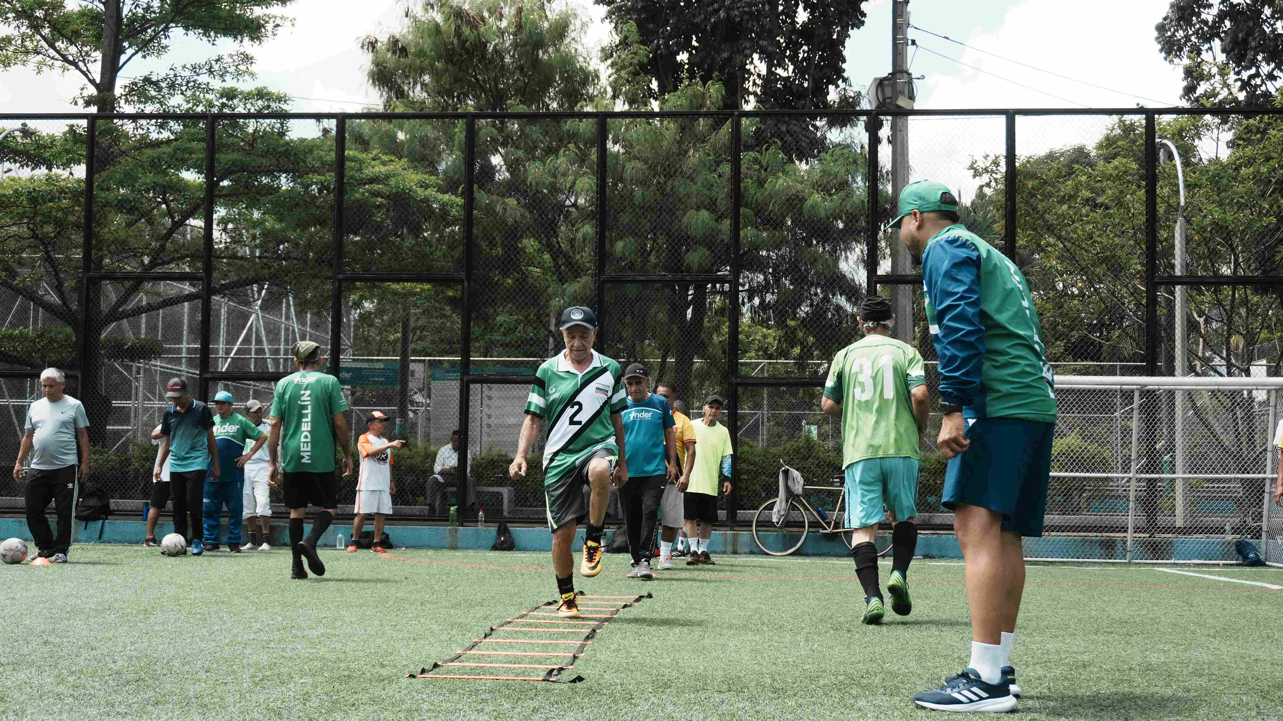 Fotografía de personas entrenando en una cancha sintética